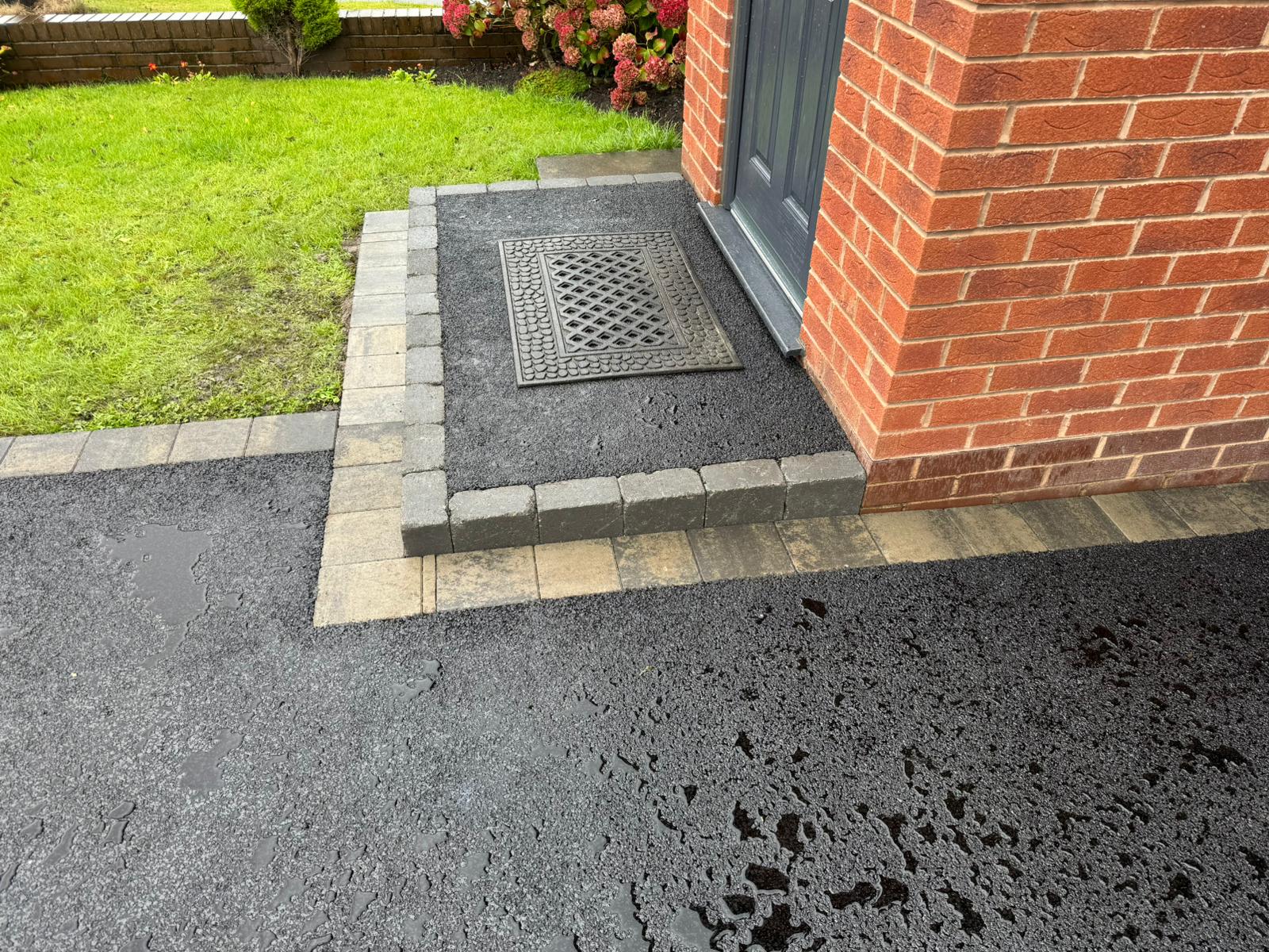 Tarmac doorstep and driveway with decorative patios border